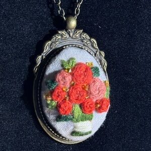 🌸 Handmade Embroidered Floral Pendant Necklace – Vintage-Inspired 🌿